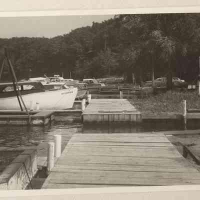 ES40000-DockBehindElbowRoom.JPG 363KB: Docks behind Elbow Room (Clover's Landing)