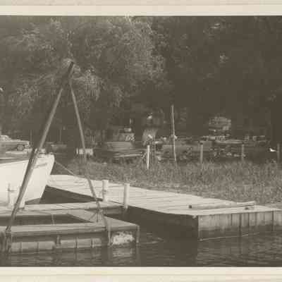 ES40001.JPG 308KB: Docks behind Elbow Room (Clover's Landing)
ES40000- boat dock in back of Elbow Room, several more
I could tell you a kind of coincidence of the people that live here in this building, Mary across the hall, my Dad [Frank Sewers] bought that boat (Wm Cary) from her Dad (Charles Hiestand); Upstairs there's Terry Burns, the commissioner, one time my Dad was justice of the peace and he fined Terry for shooting firecrackers; and the other fellow upstairs (Homer Cobb), my dad got him started in the fishing business as a kid. Lived across the river and started hanging around, and Toad, he married Toad when he was justice of the peace, and he took care of me.