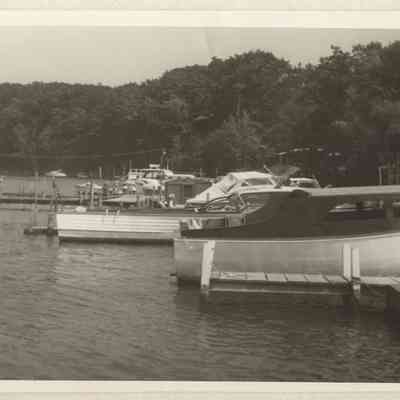 ES40005.JPG 251KB: Docks behind Elbow Room (Clover's Landing)
