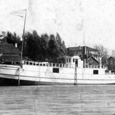 Left - ca 1905 The Jonas S. Crouse 100’ was the last vessel built by Brittain in the Brittain yard. Inset is Leonard “Cappy Brittain” who was a J. S. Crouse captain.: Steamer_J_W_Crouse