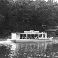 Waugun tour boat