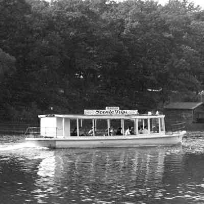 Waugun tour boat