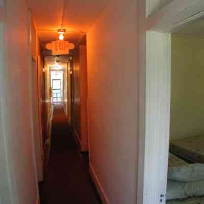 Inn-Int-longHall.jpg 406KB
