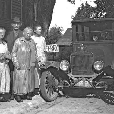 hmbBillings&Car.jpg 860KB: The Billings family circa 1910