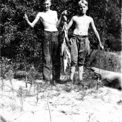 R_"Wally and Norm with 65 ounds of fish" ..S142.jpg 145KB: Shown in "Village Table" book