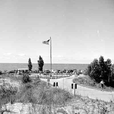 Oval_entrance_ca_1950_A.jpg 177KB