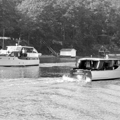 574 0/1	Saugatuck - cruisers	6/1949	Two cruisers passing in river