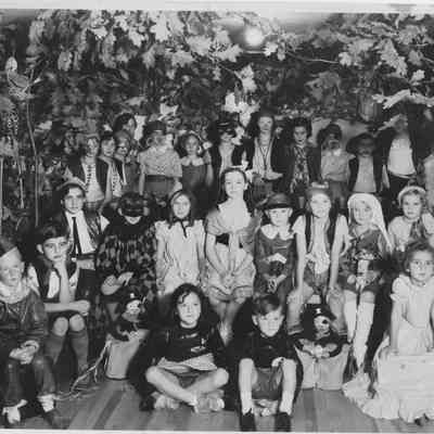 Peter_Pan_cast.jpg 2MB Same children as above in different arrangement: Digital image from Jane Van Dis collection  - Digital file on Jack Sheridan Drive 2021.72.02