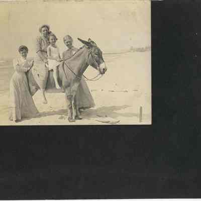 Dynamite Hilda S., Gladys G, Victoria Carson, Lillian Morris, 1910