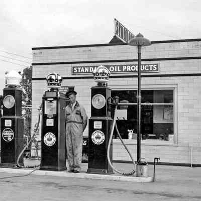 Worker.Stephen_Millar_gas_station tu.jpg 546KM: Digital file on Jack Sheridan Drive 2021.72.02