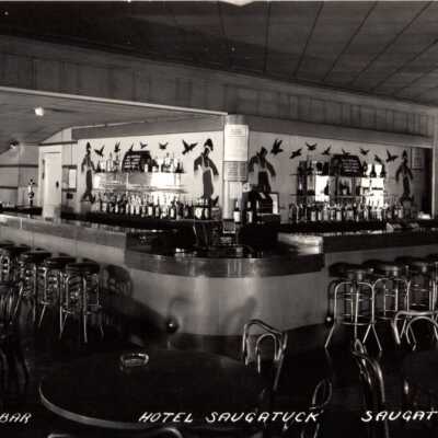 Old Crow Bar at Hotel Saugautck