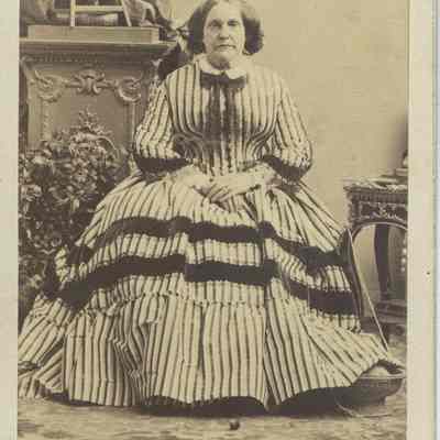 Caroline Fraser Murat standing