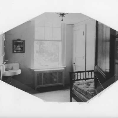 Hammond Mansion - Bedroom with sink