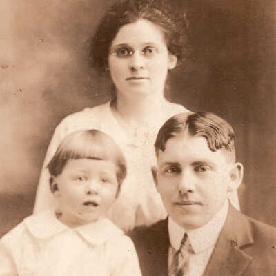 John Thomas Swart [1882-1951] and Lillian Frances (Supler) Swart [1886-1969] with Walter Howard Swart [1903-1945]