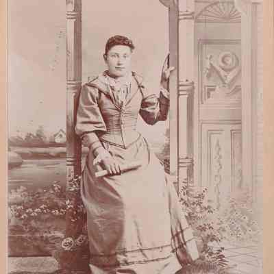 Vance-McFarland Album 04, Photo 04 - Mary Mariah (Brewer) Donley [1878-1966]: See WEB LINKS to DOWNLOAD high-resolution image.