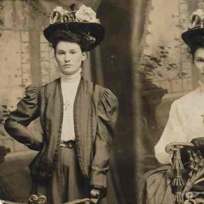 Frances (Cook) Livingood [1887-1926] and her youngest sister Sara Louise Cook