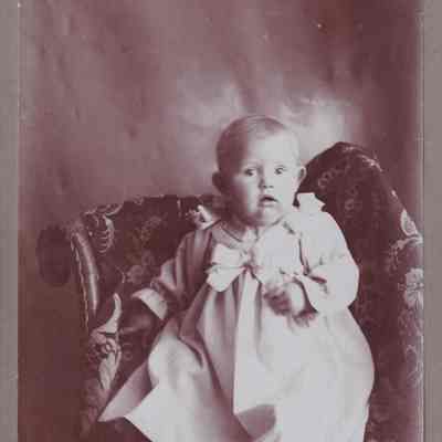 Vance-McFarland Album 04, Photo 13 - Myrtle Ruth Vance [1899-1901]: See WEB LINKS to DOWNLOAD high-resolution image.