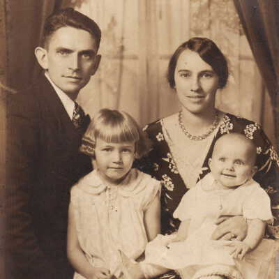 Roy Evans and his wife, Margaret Marsalene (Miller) Evans, with their daughters