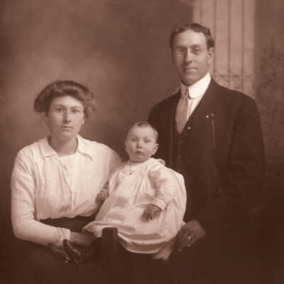 Samuel Leasure King with his wife, Goldie Hettie (Roberts) King, and their daughter, Aldine King