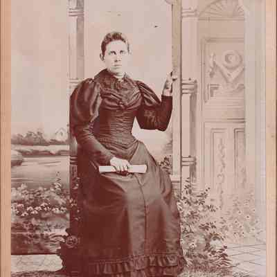 Vance-McFarland Album 03, Photo 01 - Lozann (Vance) Stillwell [1863-1927]: See WEB LINKS to DOWNLOAD high-resolution image.