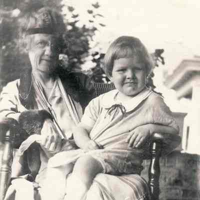 Margaret Rozella (Smith) Hoskinson with her granddaughter Peggy Louise Baily