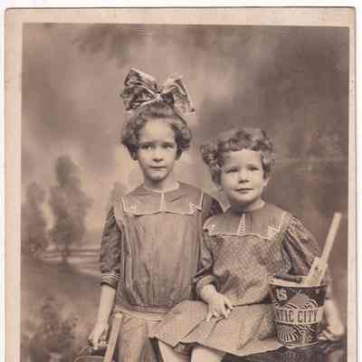 Elizabeth Lindsey Crawford [1904-1992] and Mary Axtell Crawford [1906-1997]