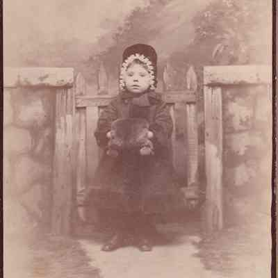 Phelan-Walker Album, Photo 07 - Jane Phelan "Jany" Hogue [1881-1972]: See WEB LINKS to DOWNLOAD high-resolution image.