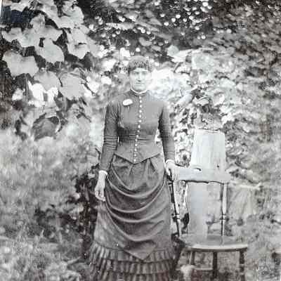 Vance-McFarland Album 02, Photo 18 - Serena Ellen (McFarland) Byrne [1862-1937]: See WEB LINKS to DOWNLOAD high-resolution image.