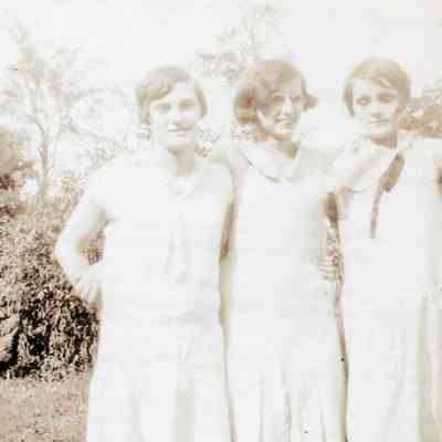 Annabell Warner, Daisy Marie (Cowell) (De Shong) Haskins [1913-1995], Olive Blanch (Byers) Whetzel [1914-1988]