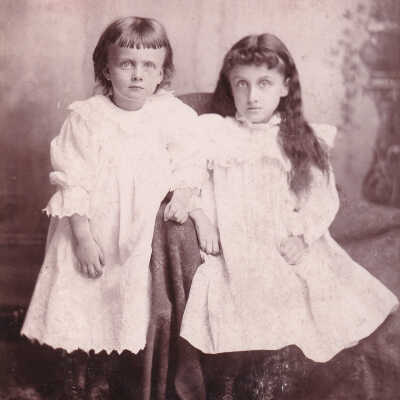 Kline-Moredock Album 01, Photo 11 - Nellie Virginia Kline [1893-1938] and Leah Kline [1890-1943]