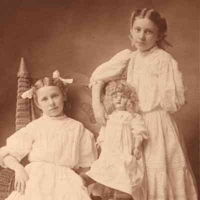 Lucy Beach (Elms) Dille and Sarah Virginia (Elms) Simpson