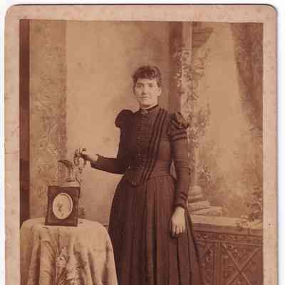 Believed to be Elizabeth (Bristor) Sibert [1866-1946]: See WEB LINKS to DOWNLOAD high-resolution image.