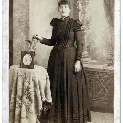 Believed to be Elizabeth (Bristor) Sibert [1866-1946] - Edited: Fade Correction: See WEB LINKS to DOWNLOAD high-resolution image.