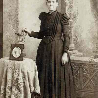 Believed to be Elizabeth (Bristor) Sibert [1866-1946] - Edited: Fade Correction: See WEB LINKS to DOWNLOAD high-resolution image.