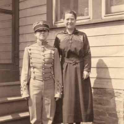 Elizabeth Alice (Gordon) Elms with her son George Gordon Elms