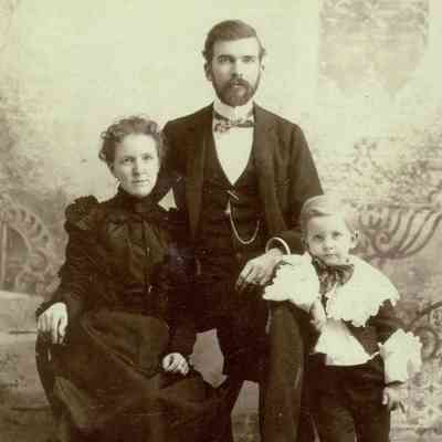 George Brinton McClellan Jacobs and Ina Luella (Maxwell) Jacobs with their son