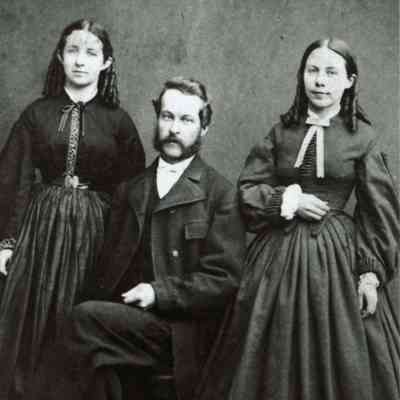 Julia (Cosgray) Gordon, Unidentified, Anna Matilda "Tillie" (Cosgray) Scott