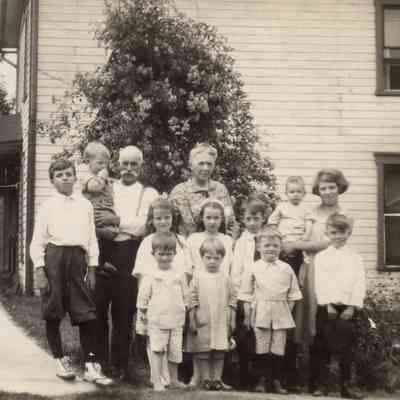 Thomas Harvey Cook [1859-1938] and his wife, Sarah Matilda (Grandon) Cook [1862-1942], with their grandchildren