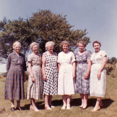 Emma (Parry) McCracken with her daughters