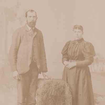 Ammons-Moredock Album 02, Photo 03 - John Reynolds [1865-1951] and Elizabeth Ann (Cummings) Reynolds [1865-1922]