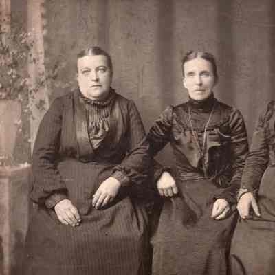 Sarah (Scott) Moore [1851c-1927], Elizabeth Jane (Scott) Carpenter [1849-1931], Mary (Scott) Orndoff [1844-1921]