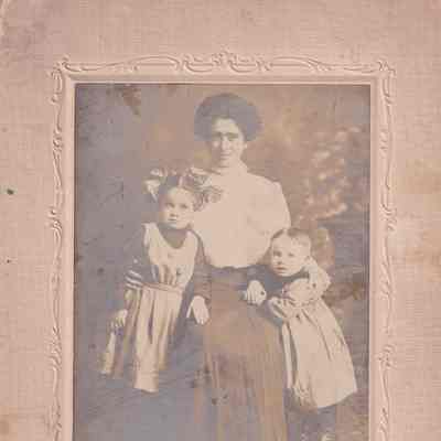 Anna Frances (Rhodaback) Funk [1880-1952] with her children, Margaret (Funk) Yauger [1904-1988] and George Herman Funk [1906-1973]: See WEB LINKS to DOWNLOAD high-resolution image.