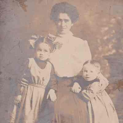 Anna Frances (Rhodaback) Funk [1880-1952] with her children, Margaret (Funk) Yauger [1904-1988] and George Herman Funk [1906-1973]