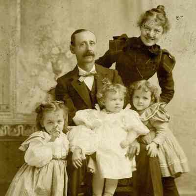 Denny family - Believed to be Benjamin Bell Woodruff Denny [1852-1923] and his four nieces