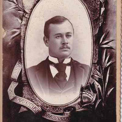 Vance-McFarland Album 01, Photo 01 - Jeremiah Ellsworth "Jerry" Debolt [1869-1948]: See WEB LINKS to DOWNLOAD high-resolution image.