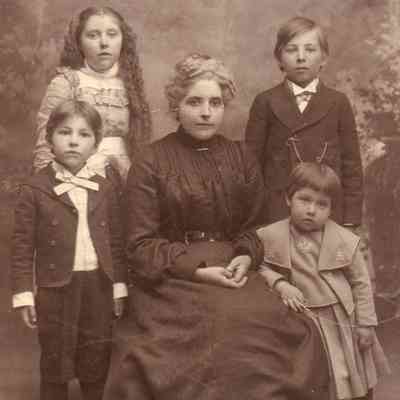 Eliza (Garrett) Watson with her children