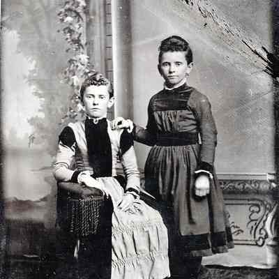 Rosa May (Davis) Guesman [1878-1945] and Elizabeth (Davis) (Rex) Morris [1879-1980]