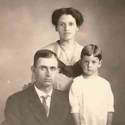 James Elmer Dinsmore, his wife, Nora Jane (Headley) Dinsmore, and their son, Robert Franklin Dinsmore