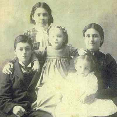 Mary Jane (Elms) Elms with her children