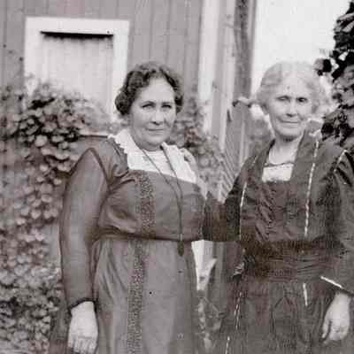 Mary Jane Lillian "Jennie" (Throckmorton) (Durbin) (Slater) (Kromer) Rosenkrans and her aunt Carrie Louisa (Throckmorton) Davis
